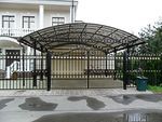 Фото кованого навеса из поликарбоната Кованый навес из поликарбоната фото