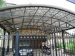 Фото кованого навеса из поликарбоната Кованый навес из поликарбоната фото