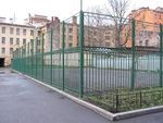 Фотография ограждения десткой площадки Ограждение спортивной площадки фото